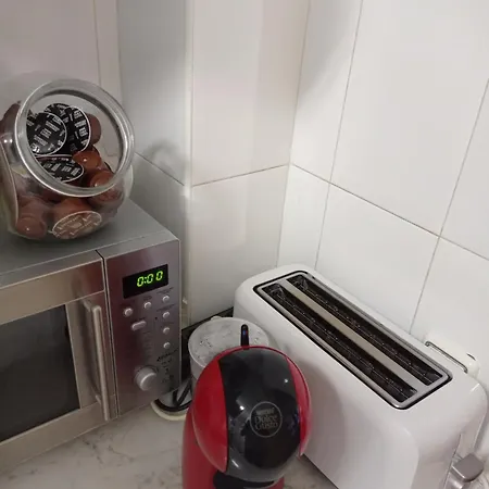 1 En Piso Compartido Con Acceso Zonas Comunes *